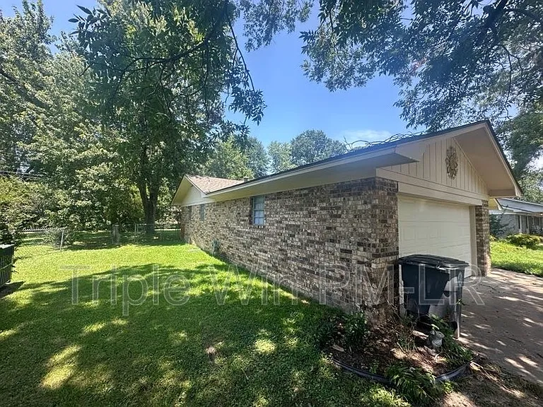 120 Apache Dr — Photo 2