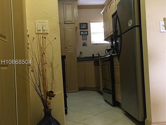 3rd image of 403 NE 16th Ave APT 8