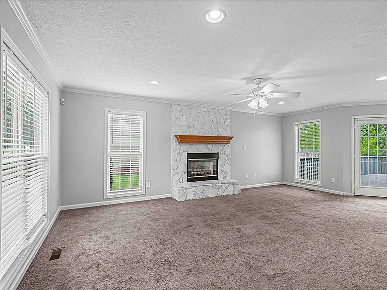 209 Lansing Ct — Photo 5