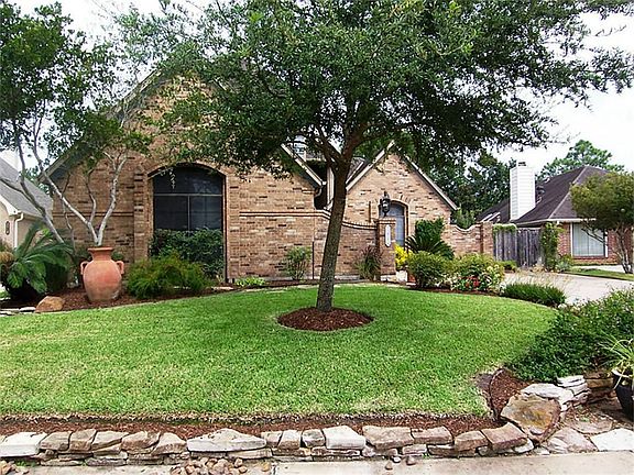 Lovely custom built patio home in the heart of community and on a quiet culdesac