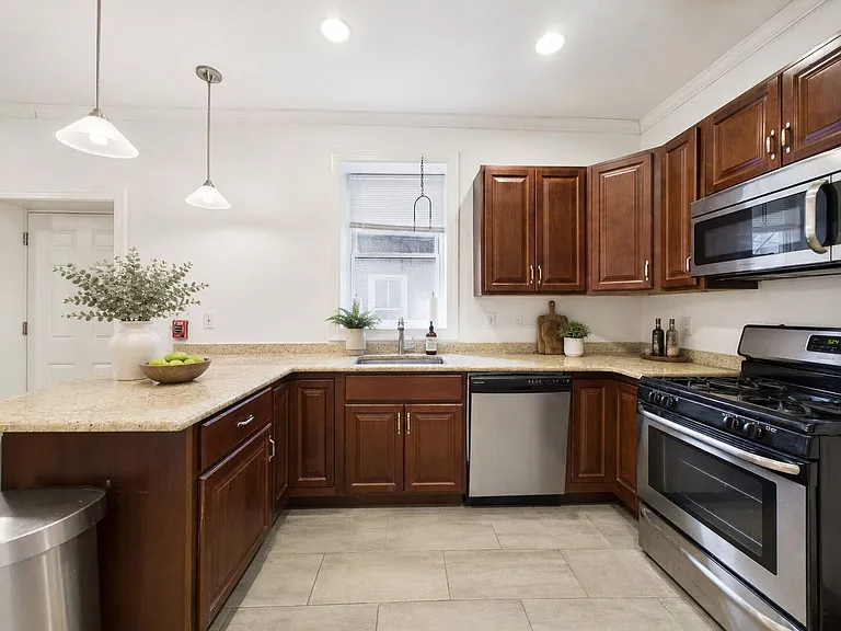 1621 Green Street — Photo 2
