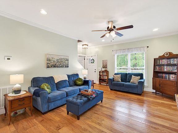5th image of 633 Victoria Ln
