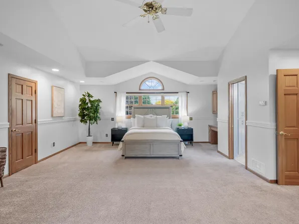 979 Kohlman Ln, Saint Paul, MN 55109