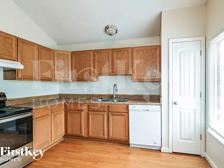 3710 Woodman Dr — Photo 9