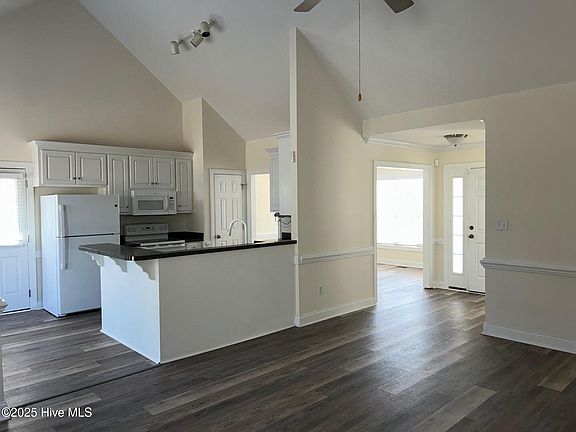 3rd image of 908 Sebring Dr