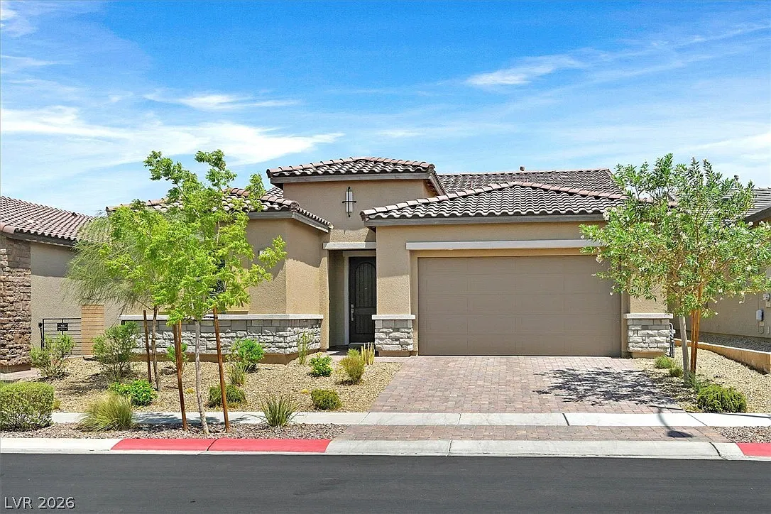 3 bed, 2.5 bath, 2016 sqft, $2,900 — Photo 1