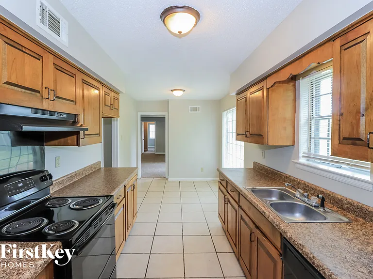 2801 Emerald St — Photo 8