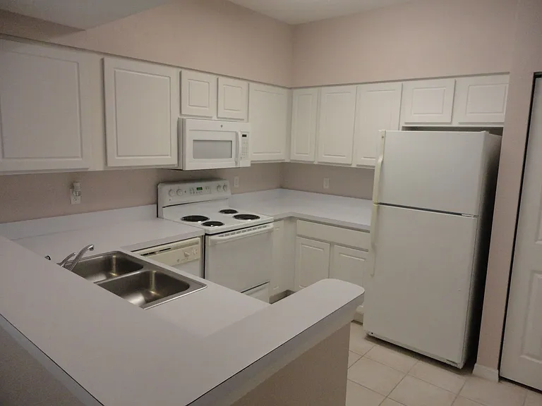 4820 SW 91st Ter #Q202 — Photo 4