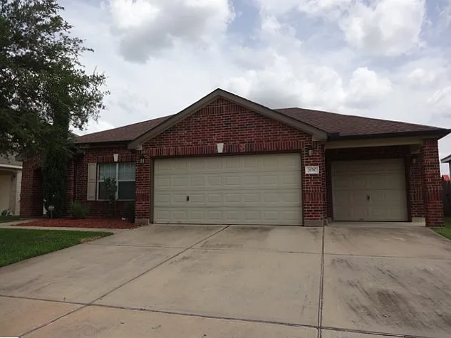 3 bed, 2.0 bath, 1924 sqft, $2,105 — Photo 1