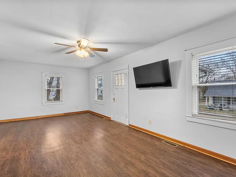 223 Daisy Ave — Photo 5