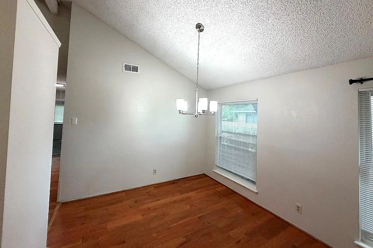 3 bed, 1.0 bath, 1196 sqft, $2,000 — Photo 4