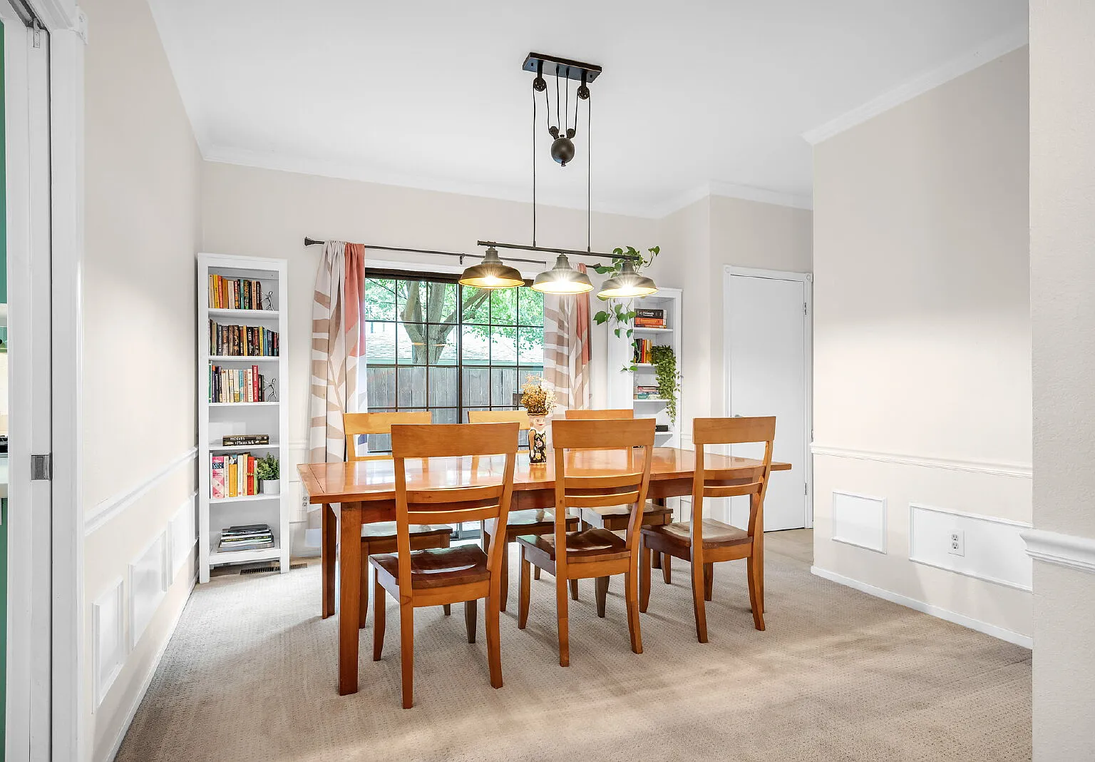 3 bed, 3.0 bath, 1557 sqft, $3,300 — Photo 3