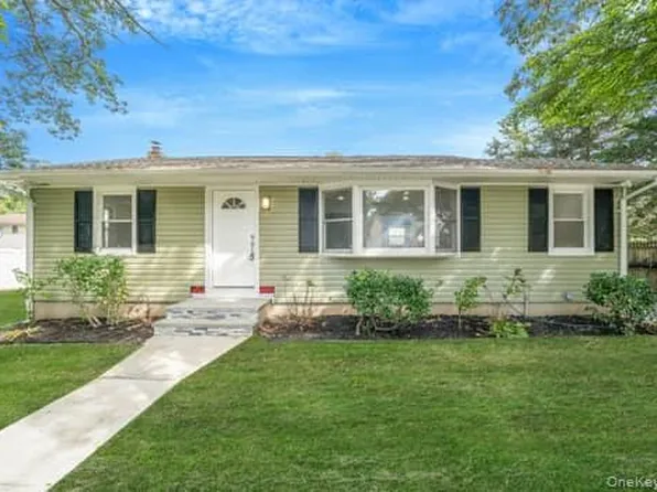 11 2nd Court, Ronkonkoma, NY 11779