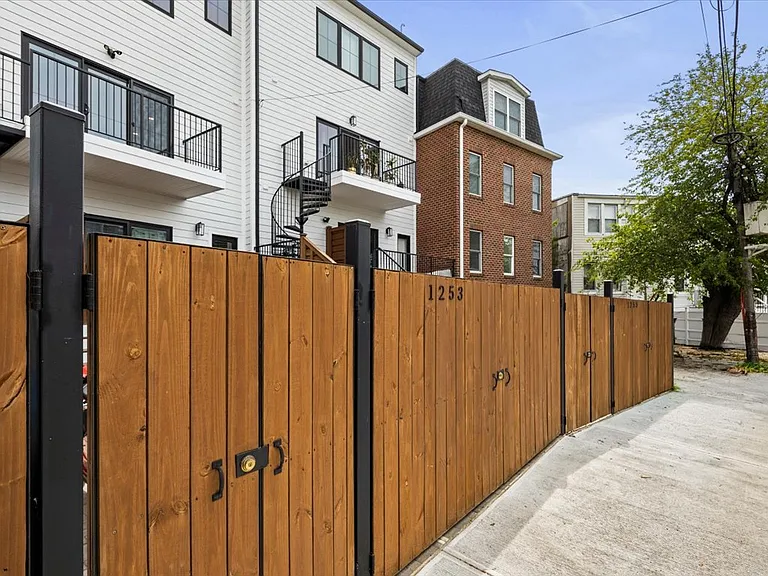 1253 Holbrook Ter NE #2 — Photo 19