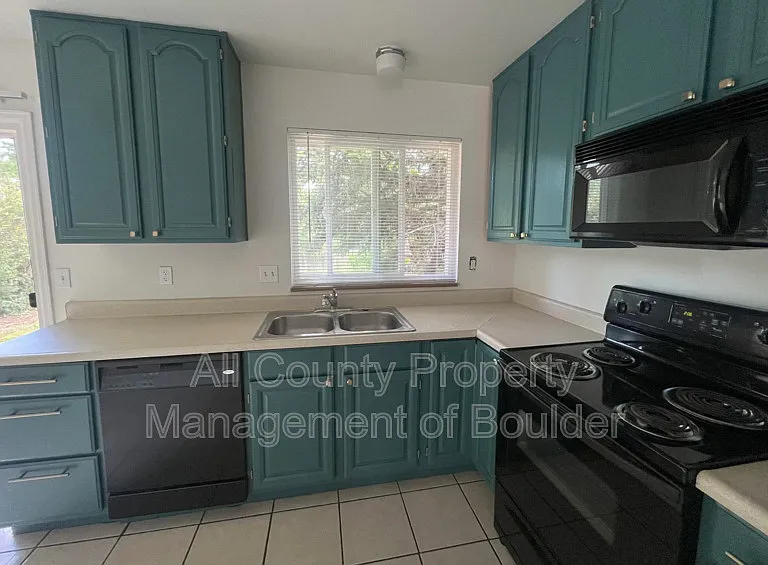 1520 Taft Ct — Photo 6