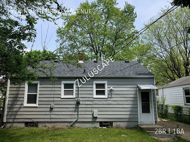 1924 N Drexel Ave — Photo 2