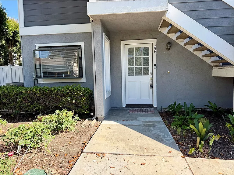 60 Coventry Ln — Photo 2