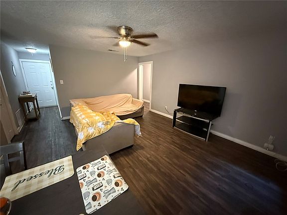 3rd image of 1413 Broadmoor Dr