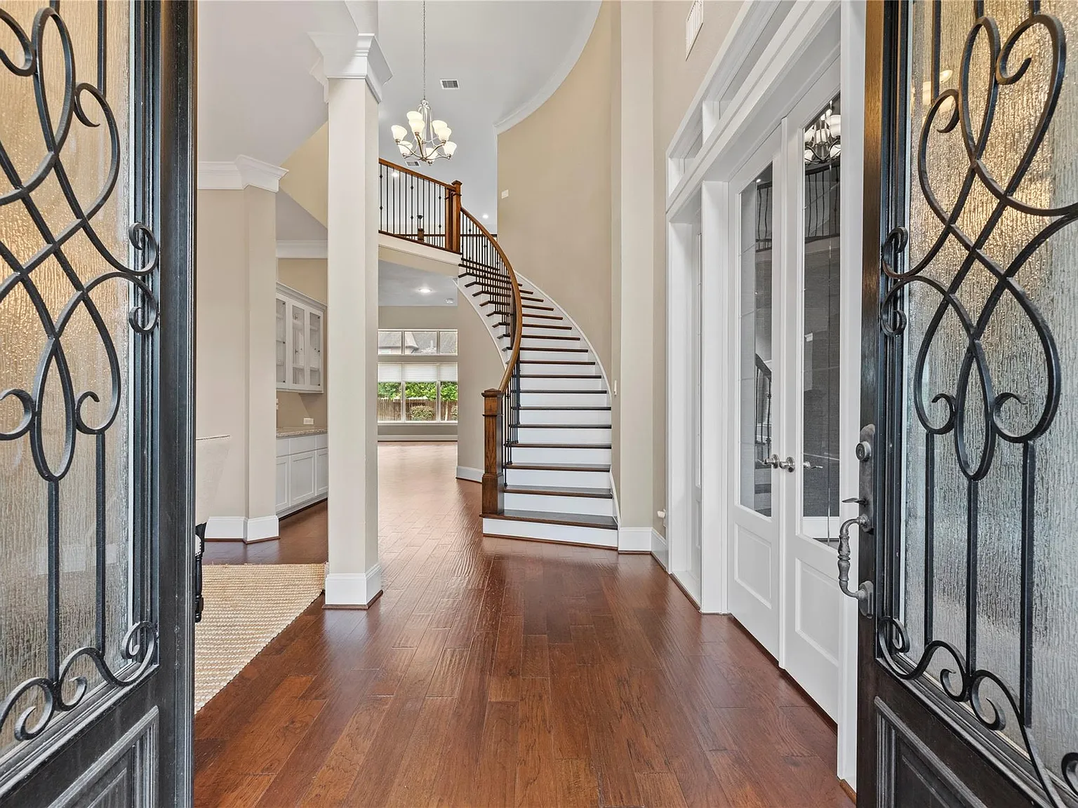 5 bed, 5.5 bath, 5869 sqft, $6,700 — Photo 3