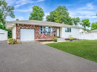 14 Mangin Rd, Commack, NY 11725