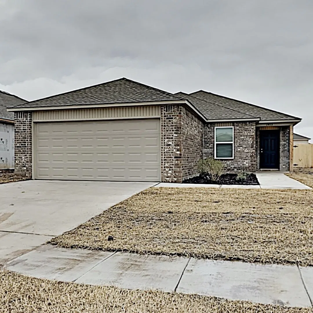 Very Nice 3 Bedroom 2 Bath Home in Yukon Schools — Photo 1