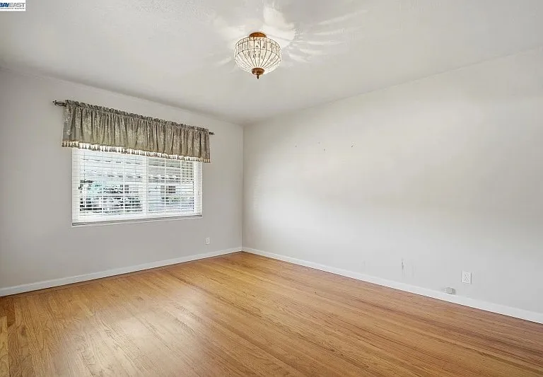 930 Castle St — Photo 24