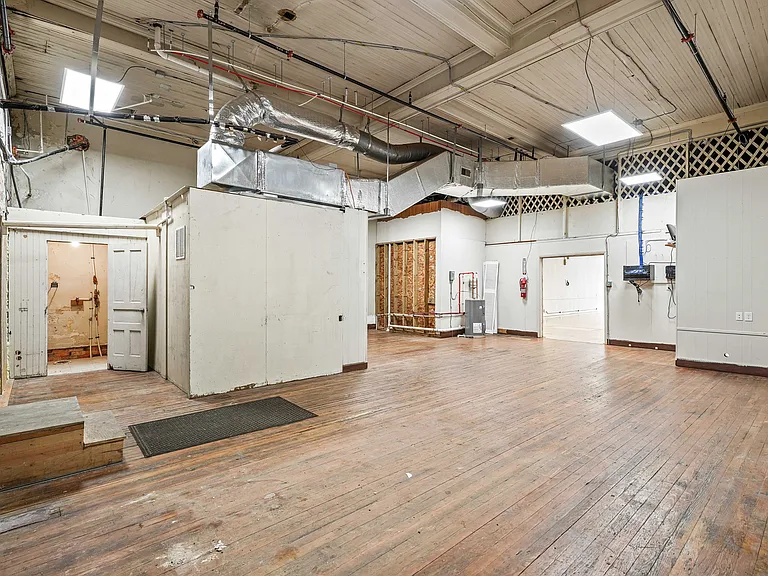 205 E Walnut St — Photo 16
