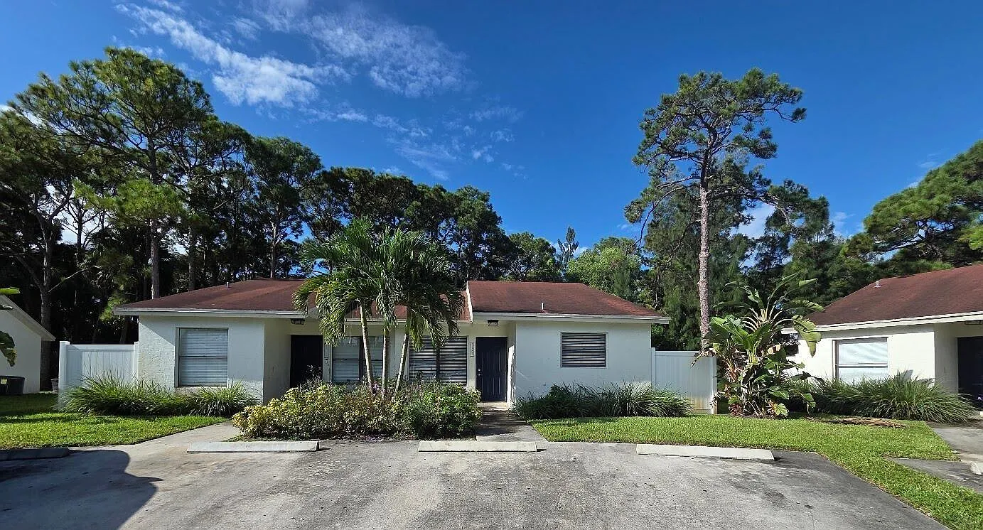 2 bed, 2.0 bath, 921 sqft, $2,400 — Photo 1