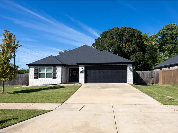 1121 N Pershing St, Fayetteville, AR 72704