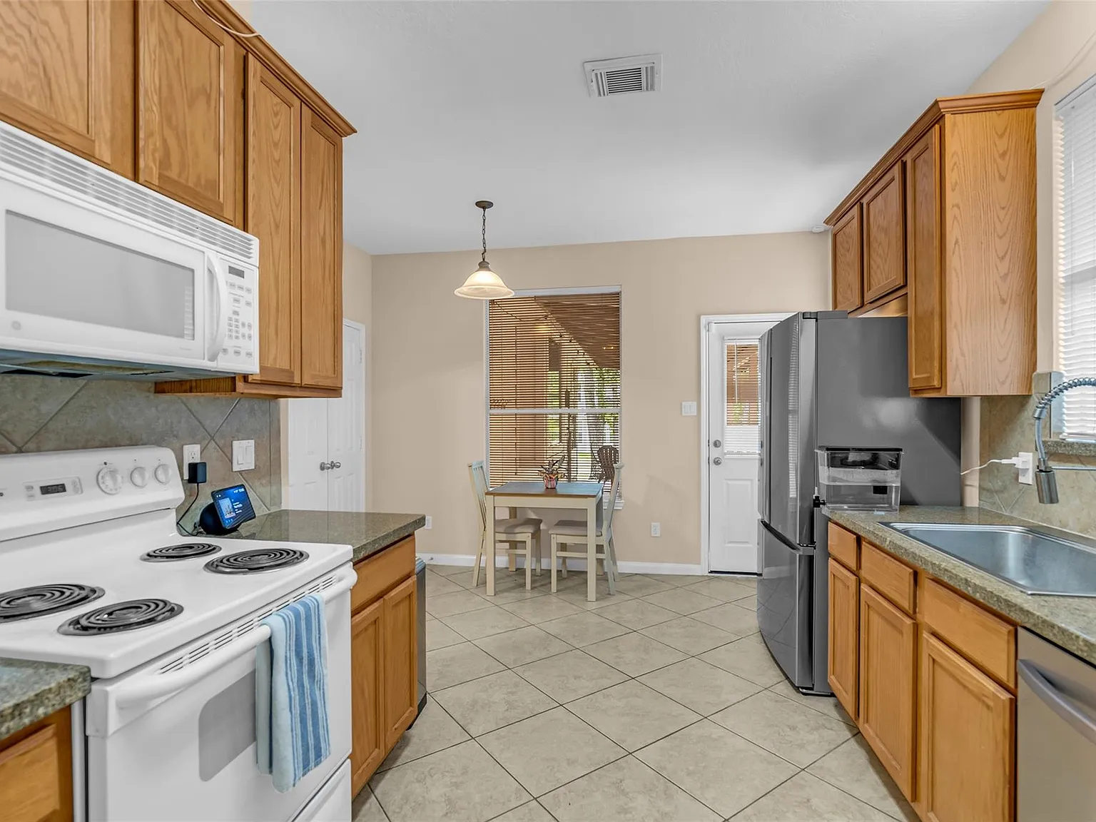 3 bed, 2.0 bath, 1422 sqft, $1,875 — Photo 3