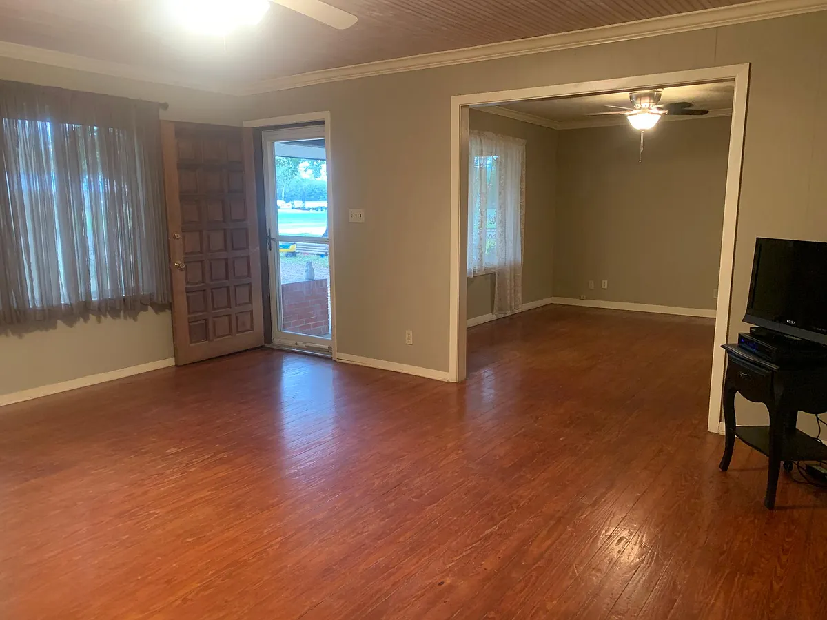 Family room - 27238 Austin St