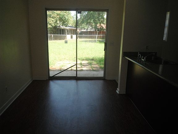 3rd image of 928 Greenbriar Trl