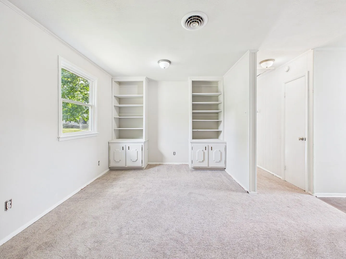 3 bed, 1.0 bath, 943 sqft, $1,750 — Photo 3