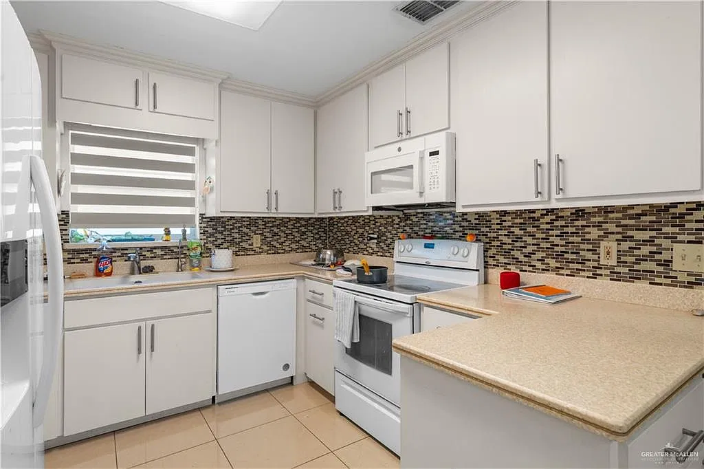 3 bed, 2.5 bath, 1543 sqft, $1,900 — Photo 2