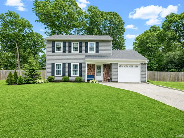 4 Green Terrace, Ridge, NY 11961