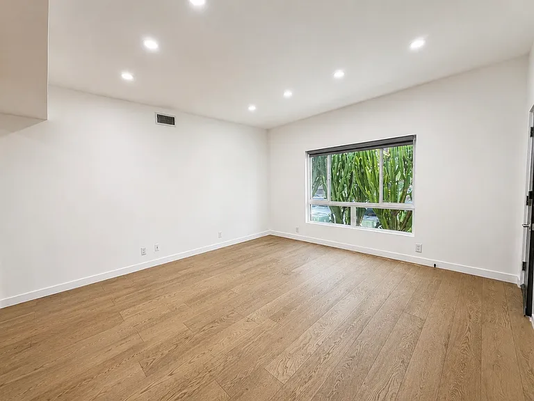 976 N El Centro Ave #976A — Photo 6