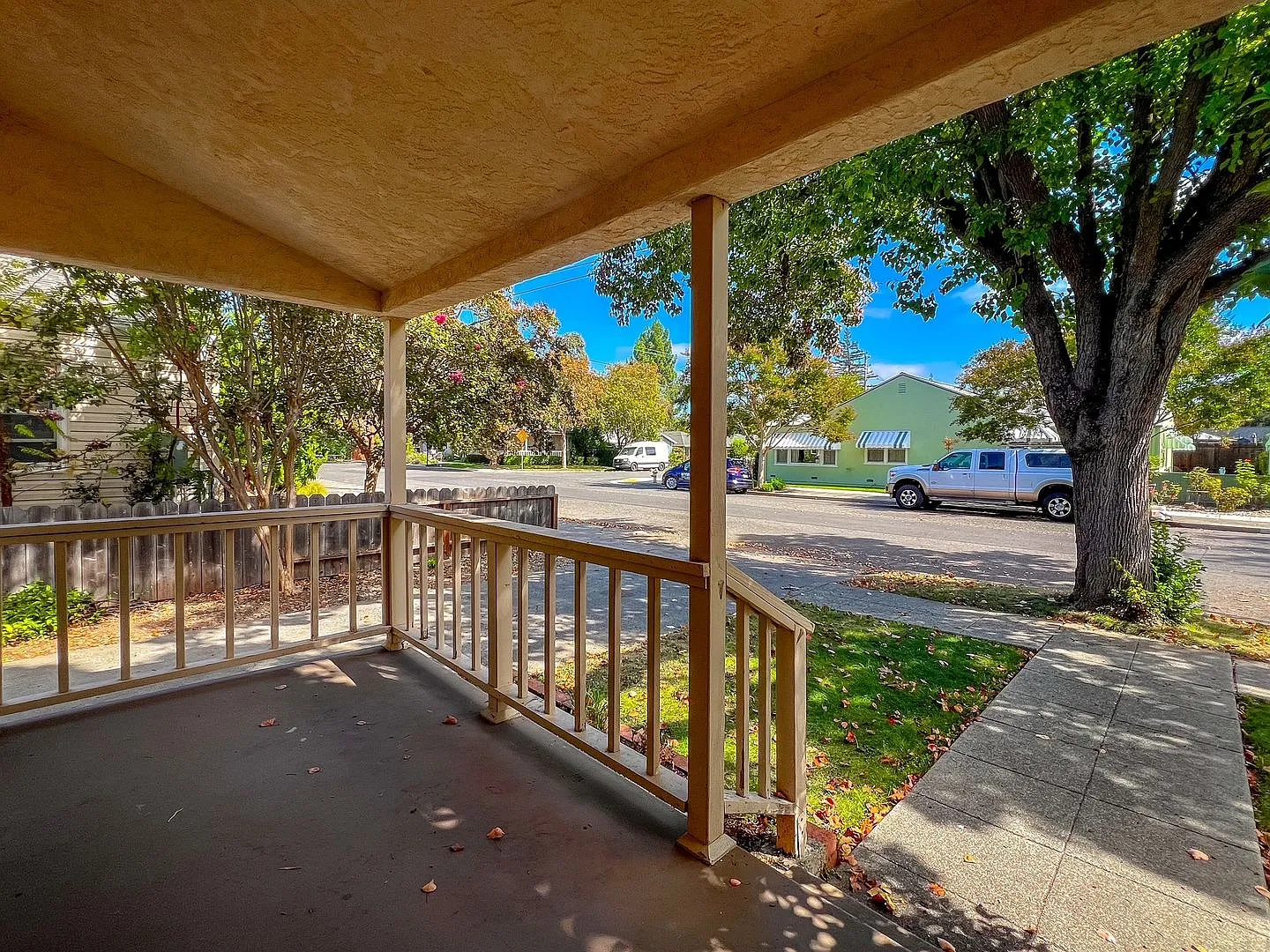 Charming 2-Bedroom Home with Large Fenced Yard in Napa — Photo 2