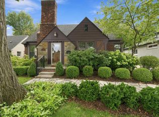 1595 Ford Ct, Grosse Pointe Woods, MI 48236
