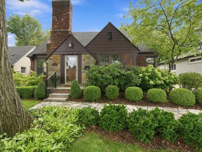 1595 Ford Ct, Grosse Pointe Woods, MI, 48236