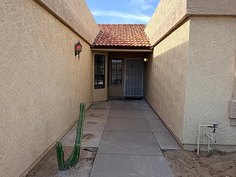 1559 E Whitten St — Photo 4
