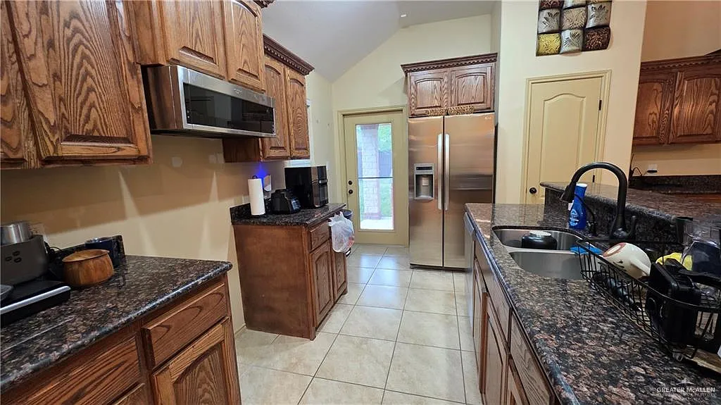 3 bed, 2.0 bath, 1407 sqft, $1,800 — Photo 3
