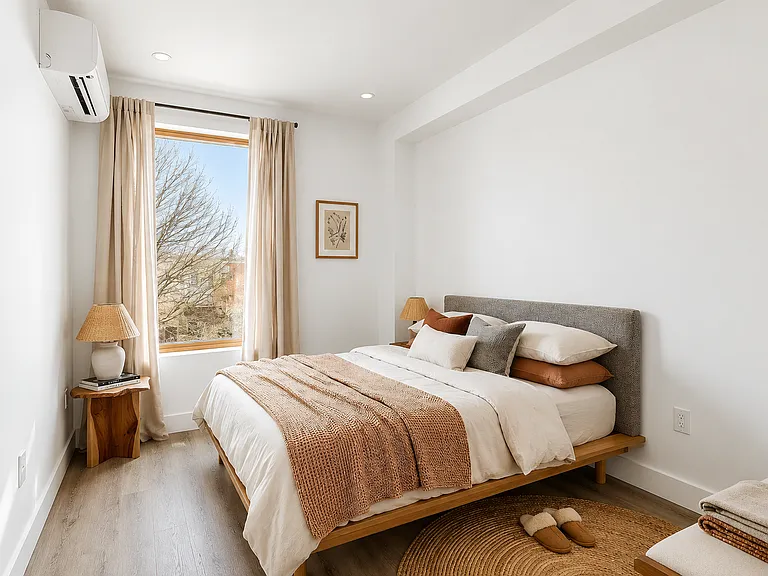 135 Moffat St #2RR — Photo 4