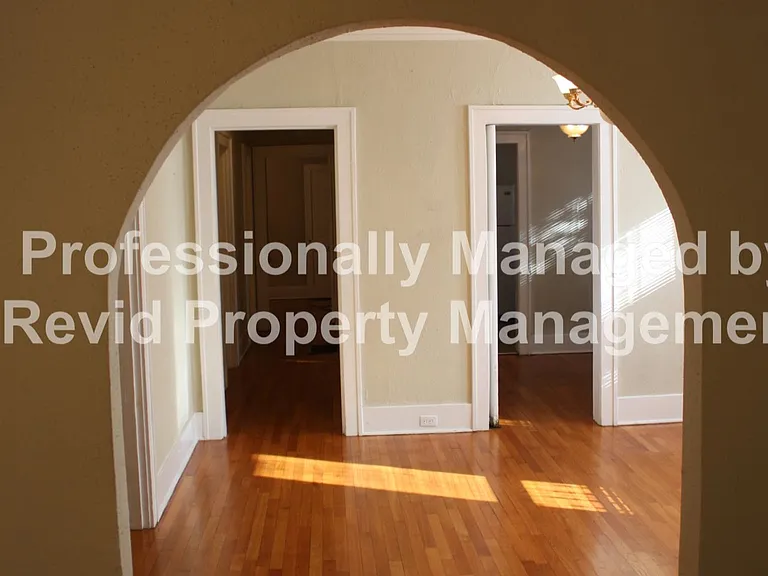 Large 3 bedroom upstairs duplex! — Photo 6