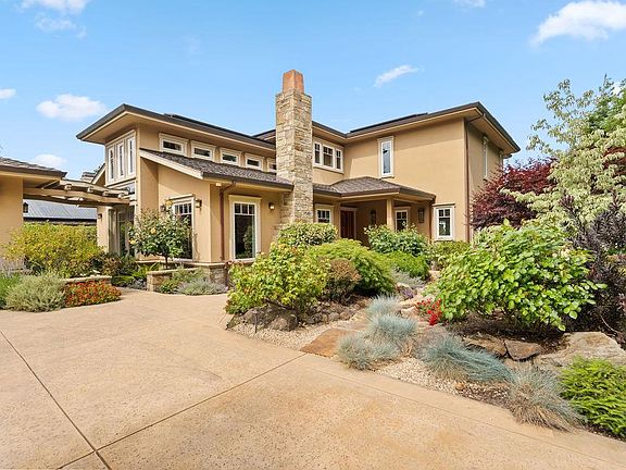 2nd image of 965 Lakeview Way