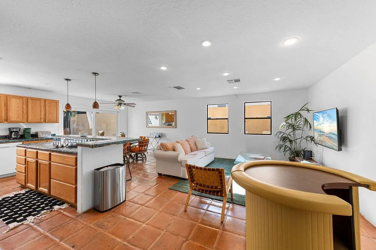3 bed, 1616 sqft, $4,000 — Photo 4