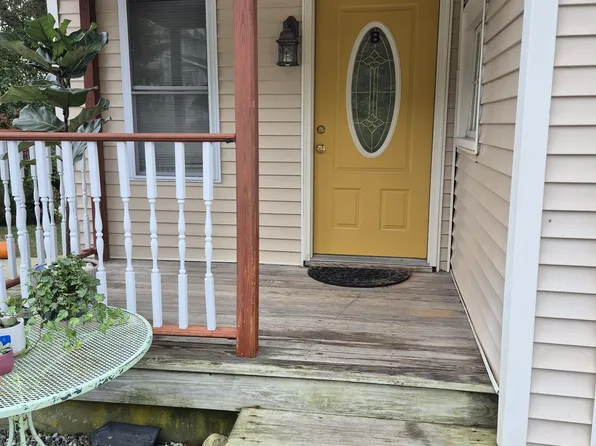 125 Hill St APT B, Jewett City, CT 06351