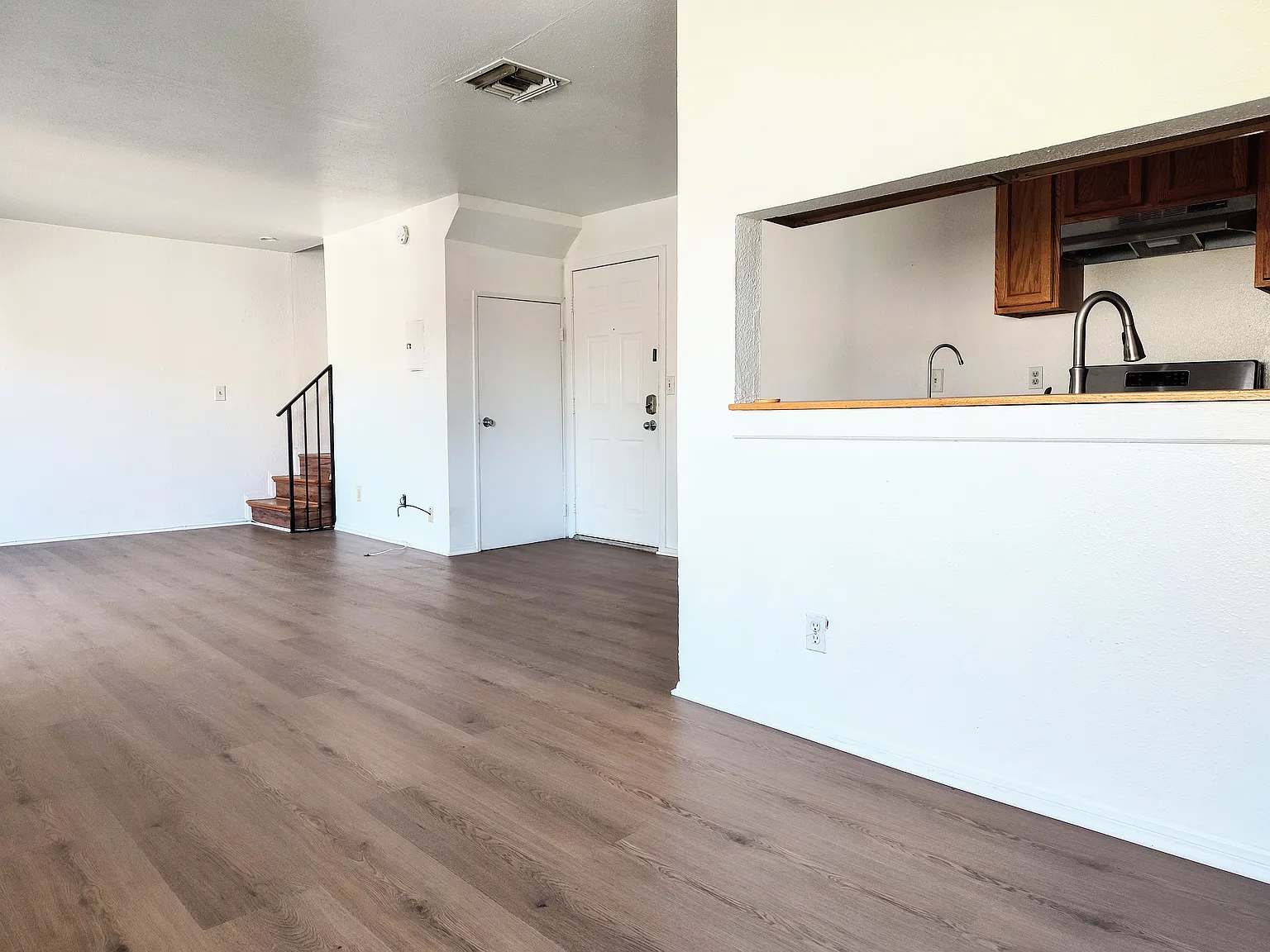 14746 Delano St — Photo 3