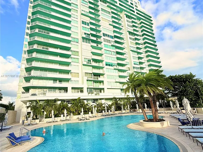300 S Pointe Dr #2806 — Photo 26