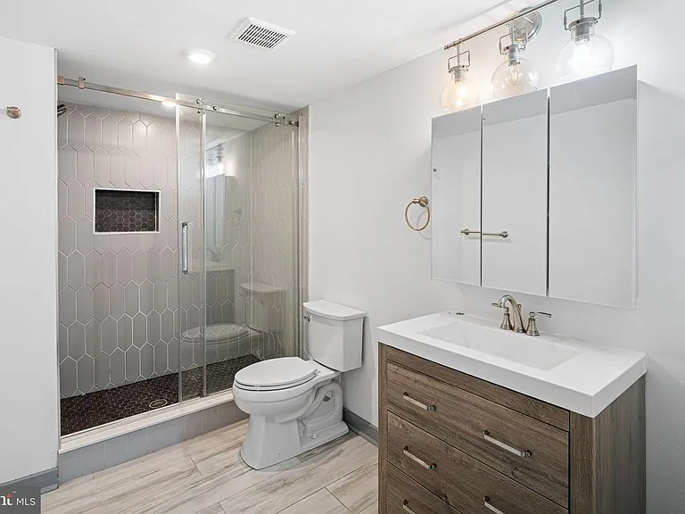 411 W Berks St #1 — Photo 7