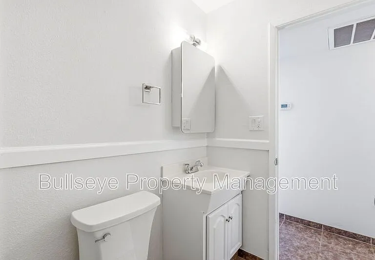 250 E Park Ave — Photo 20